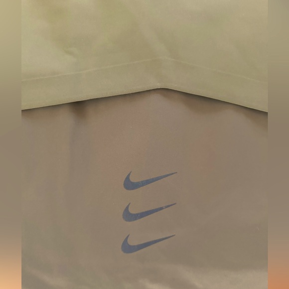 Nike Running Division Wind/Rain Jacket - Picture 7 of 14